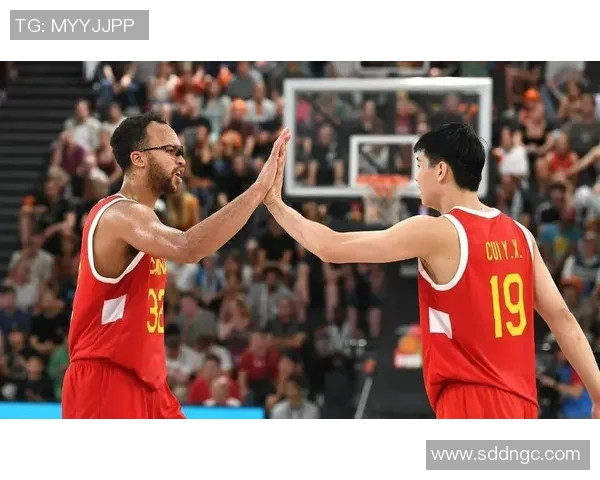 尼克斯与老鹰激战正酣球迷期待精彩对决与惊艳表现